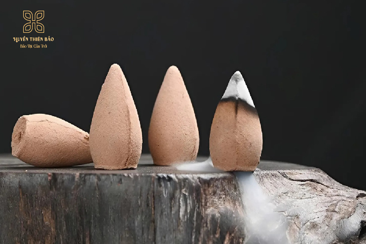 Đốt nhang trầm hương nụ