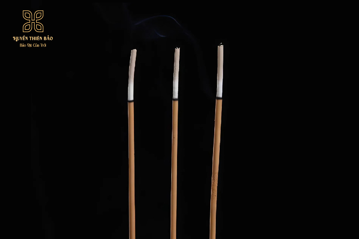 Đốt nhang trầm hương que