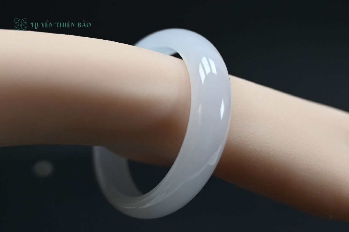 Vòng tay đá xà cừ trắng bản to