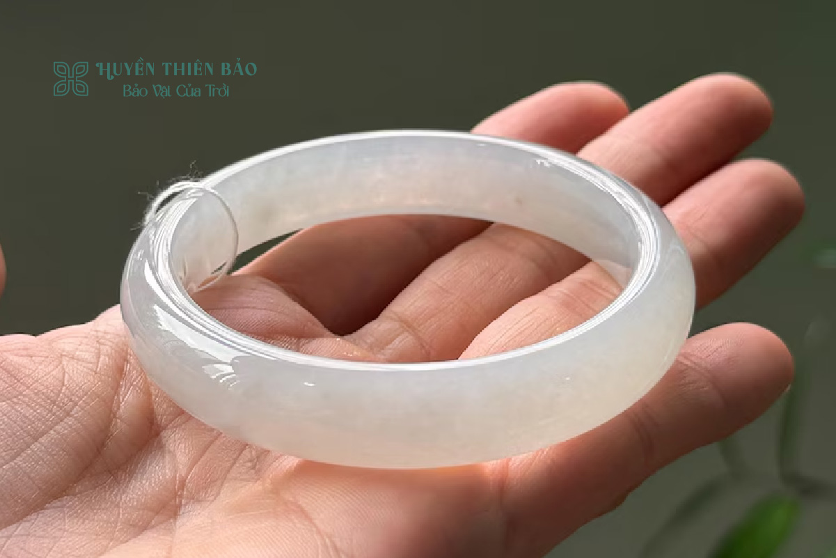 Vòng thạch anh trắng liền khối