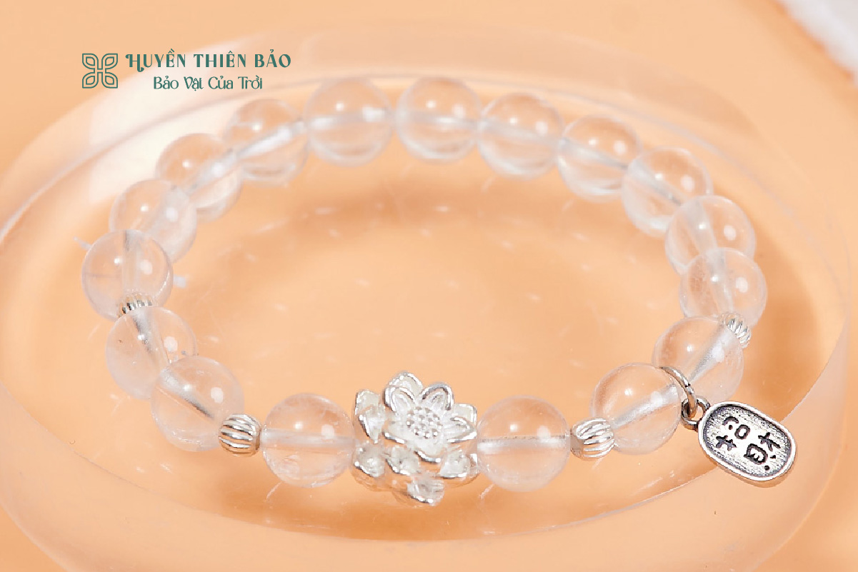 Vòng thạch anh trắng mix charm